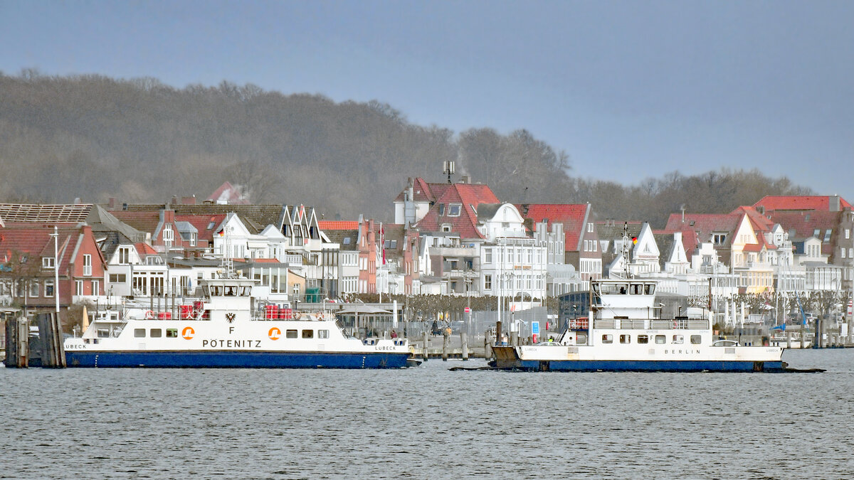 Priwall-Fähren PÖTENITZ und BERLIN am 20.01.2023 im Hafen von Lübeck-Travemünde