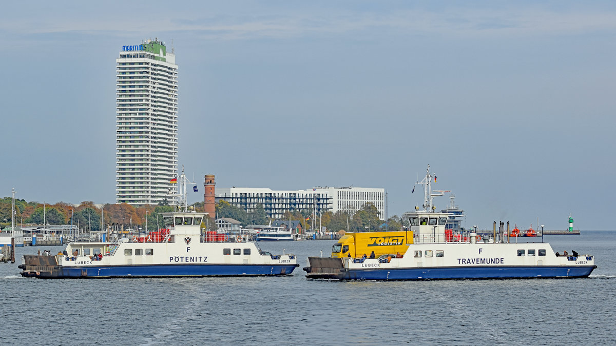 Priwall-Fähren PÖTENITZ und TRAVEMÜNDE am 20.10.2020 im Hafen von Lübeck-Travemünde