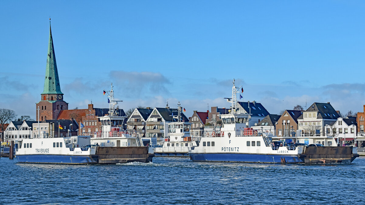 Priwall-Fähren PÖTENITZ und TRAVEMÜNDE am 21.01.2022 in Lübeck-Travemünde