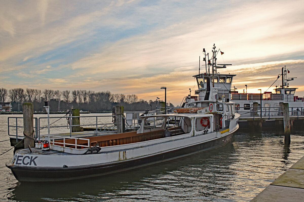 PRIWALL IV (ENI 04812110) bei untergehender Sonne am 08.01.2022 in Lübeck-Travemünde