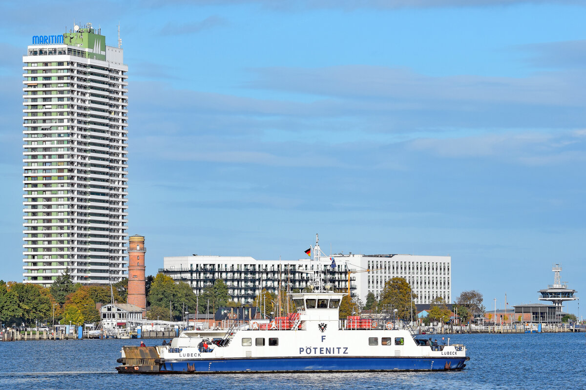 Priwallfähre PÖTENITZ (05116870) am 11.10.2022 im Hafen von Lübeck-Travemünde