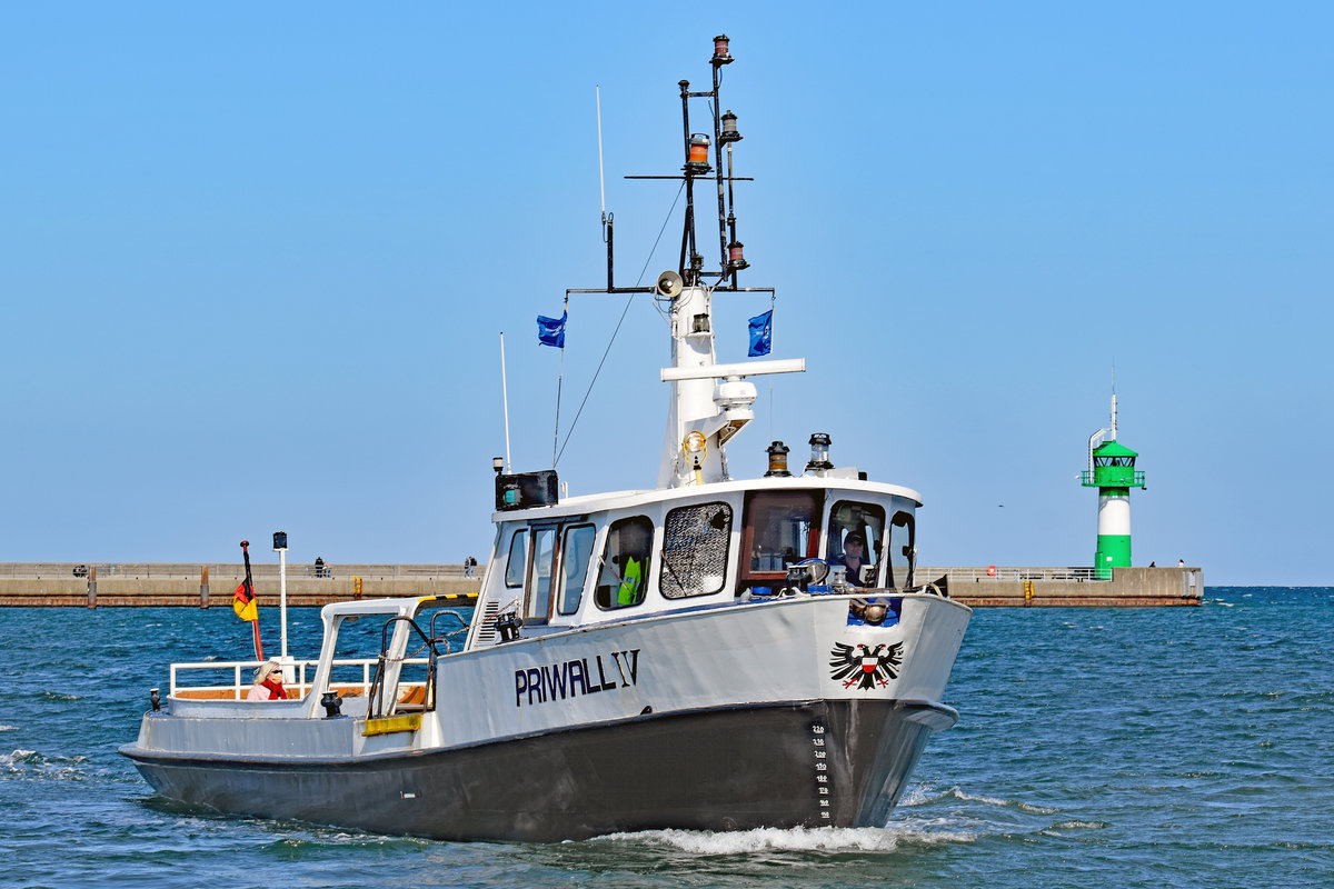 Priwallfähre Priwall IV (ENI: 05111490) am 27.4.2021 in Lübeck-Travemünde. Offenbar ist PRIWALL IV für die vermutlich schon wieder defekte PRIWALL VI im Einsatz