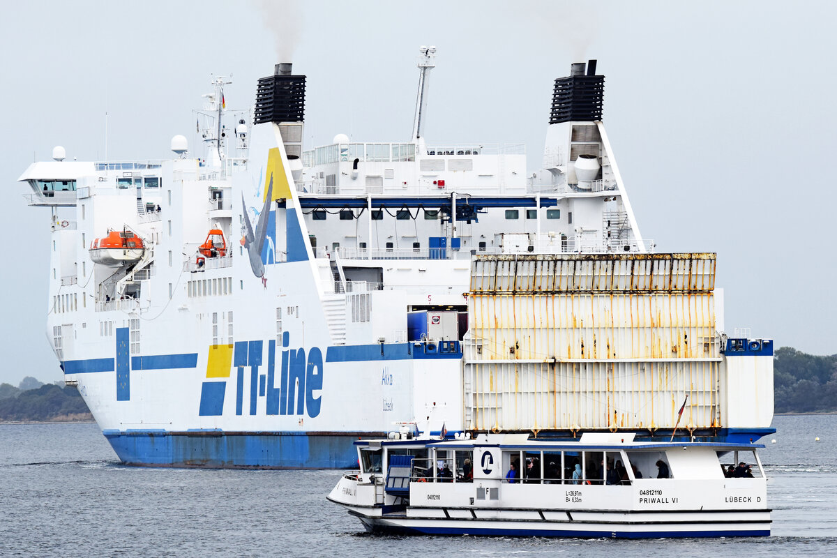 Priwallfähre PRIWALL VI und TT-Line-Fährschiff AKKA (ex NILS HOLGERSSON, IMO 9217230) am 11.10.2022 im Hafen von Lübeck-Travemünde