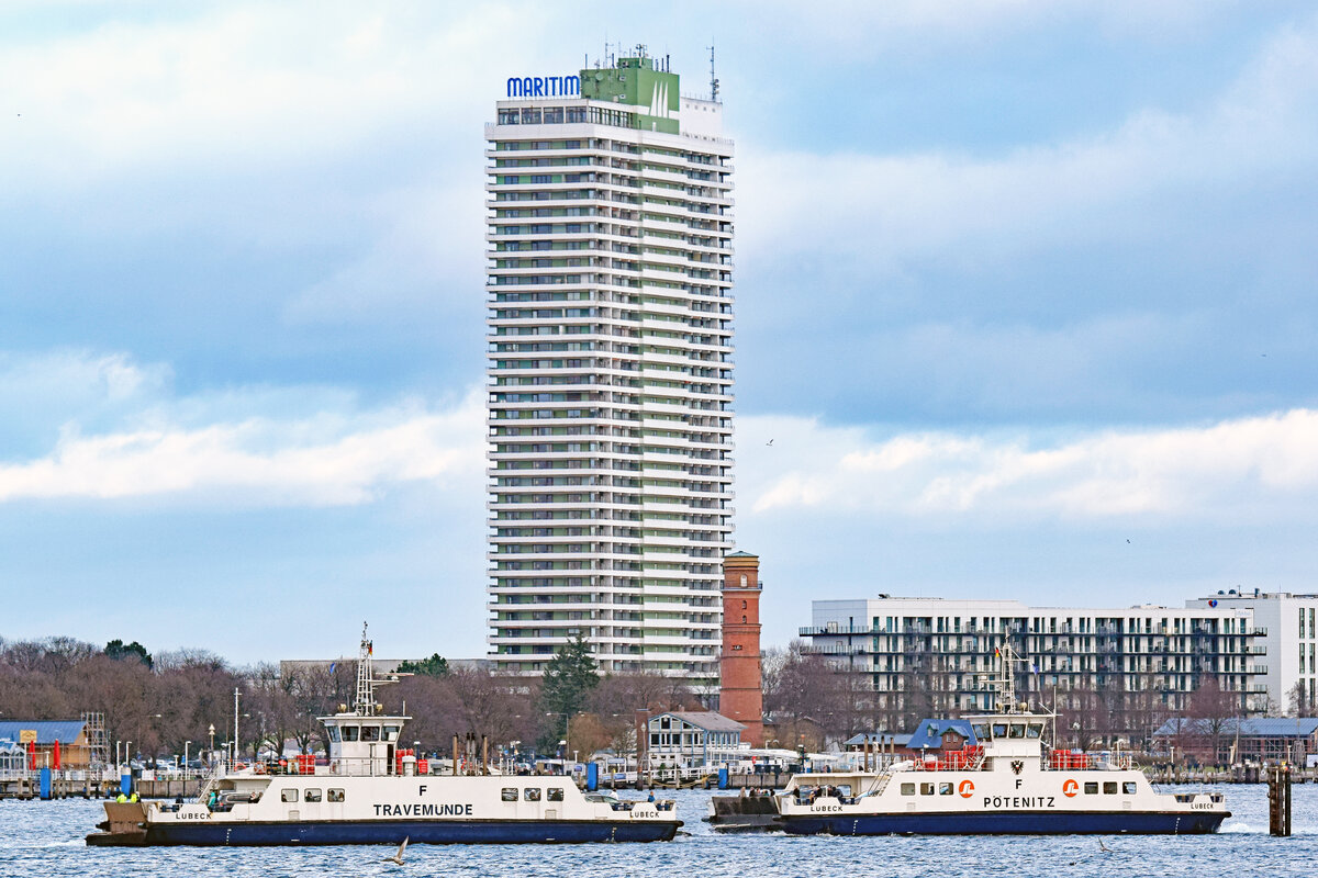 Priwallfähren TRAVEMÜNDE und PÖTENITZ am 29.12.2022 im Hafen von Lübeck-Travemünde