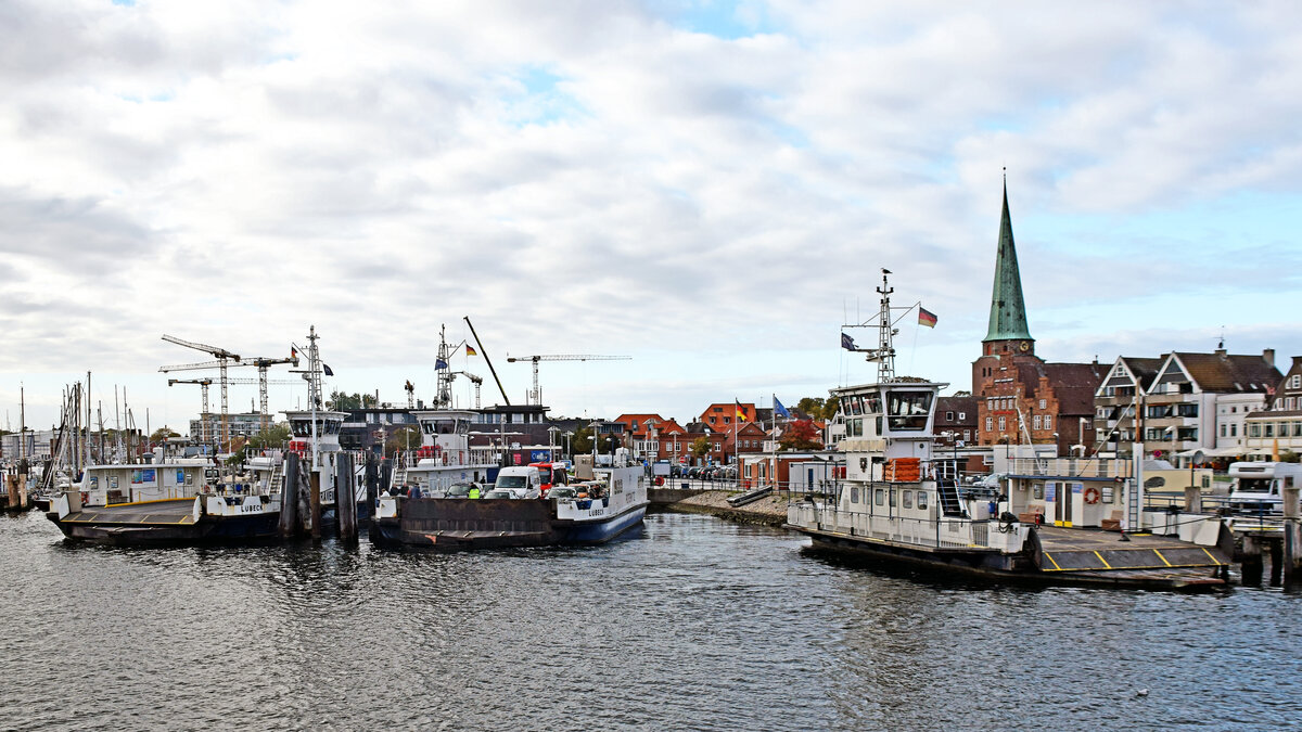 Priwallfähren TRAVEMÜNDE, PÖTENITZ und BERLIN am 11.10.2022 im Hafen von Lübeck-Travemünde