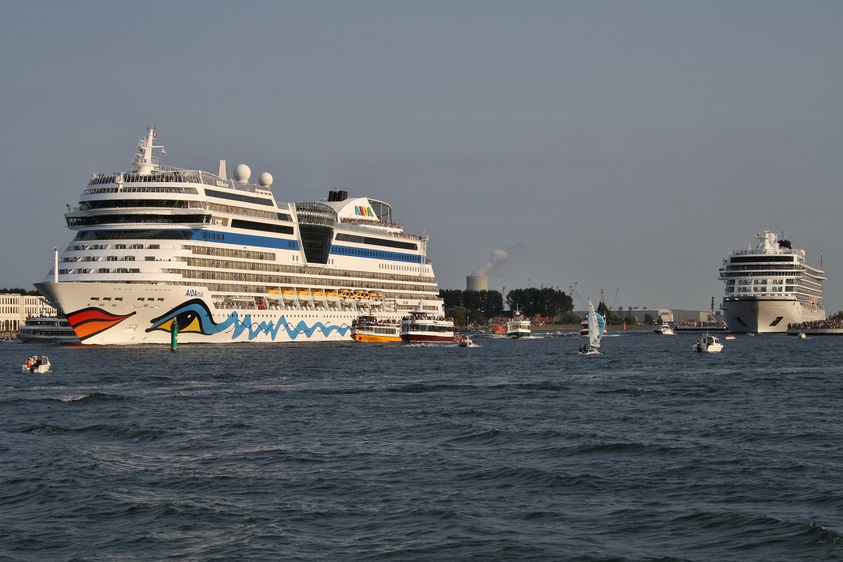 Punkt 18:00 Uhr verlässt AIDAmar ihren Liegeplatz in Warnemünde und läuft zu einer 7tägigen Ostsee-Reise aus. Im hintergrund liegt die Viking Star.