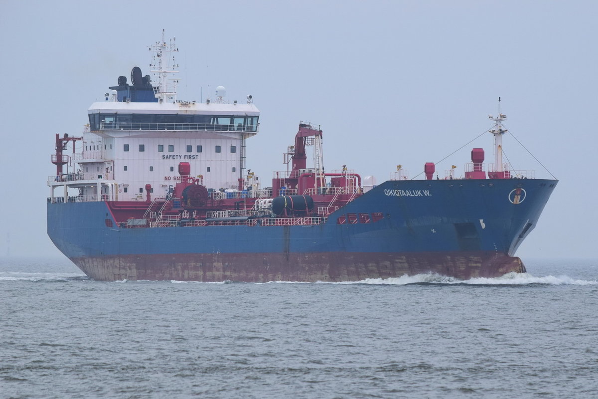 QIKIQTAALUK W. , Tanker , IMO  9421221 , Baujahr 2011 , 149.95 × 23.2m , Cuxhaven  09.11.2018