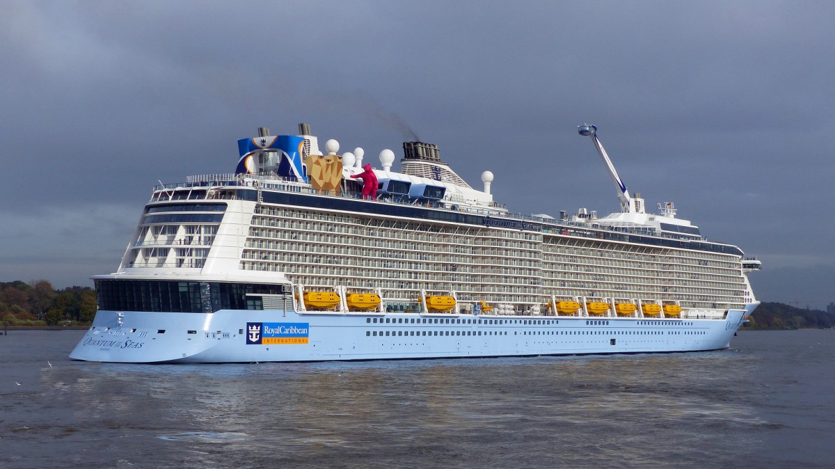  Quantum of the Seas  23.10.2014 Hamburg.
Transportkapazitäten
Zugelassene Passagierzahl 4180
Länge:348 m (Lüa)
Breite	41,4[8] m
Tiefgang :max. 8,5 m
Vermessung:167.800 BRZ