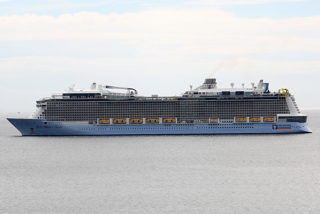 Quantum Ultra Klasse  Spectrum of the Seas  (Baujahr 2019 - Meyer Werft / Papenburg - Heimathafen Nassau, Bahamas) IMO 9778856 am 18.November 2023 in der Patong Bay.