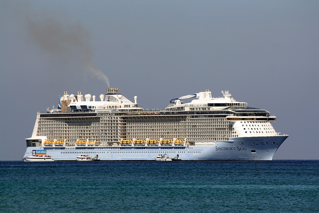 Quantum Ultra Klasse  Spectrum of the Seas  (Baujahr 2019 - Meyer Werft / Papenburg - Heimathafen Nassau, Bahamas) IMO 9778856 lag am 31.Dezember 2023 wieder einmal in der Patong Bay vor Anker.