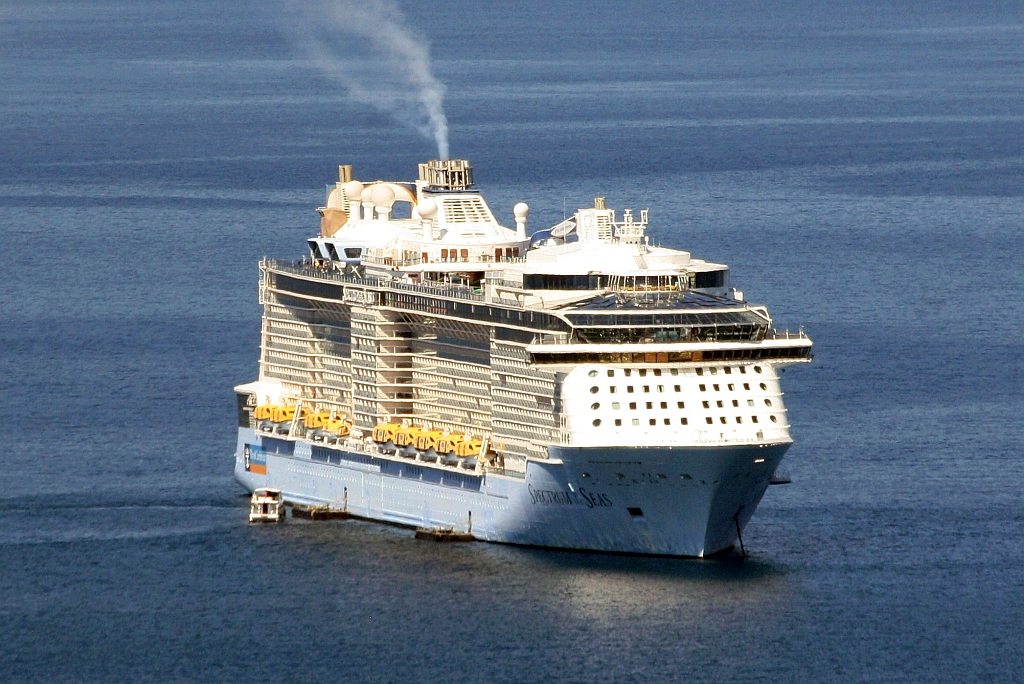 Quantum Ultra Klasse  Spectrum of the Seas  (Baujahr 2019 - Meyer Werft / Papenburg - Heimathafen Nassau, Bahamas) IMO 9778856 lag am 31.Dezember 2023 wieder einmal in der Patong Bay vor Anker.