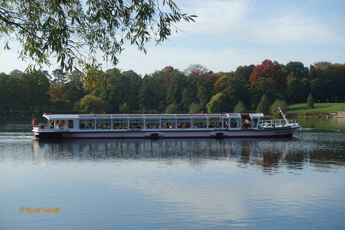 QUARTEERSLÜÜD am 22.10.2022, Hamburg ,Stadtparksee /

Fahrgastschiff (Barkasse) / Lüa 25,56 m, B 5,2 m, Tg 1,3 m / 130 Pass. / Alster-Touristik GmbH (ATG) / 1994 bei Menzer, Hamburg-Bergedorf 


