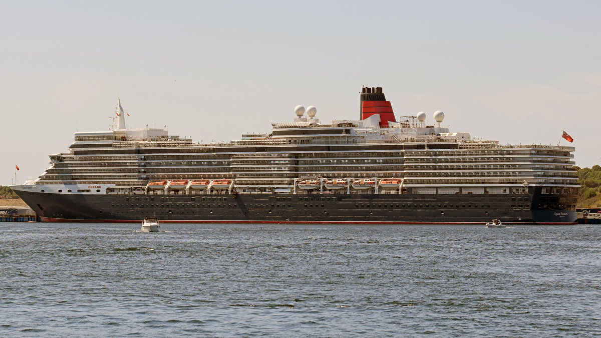 QUEEN ELIZABETH am 7.8.2018 am Skandinavien-Kai in in Lübeck-Travemünde liegend