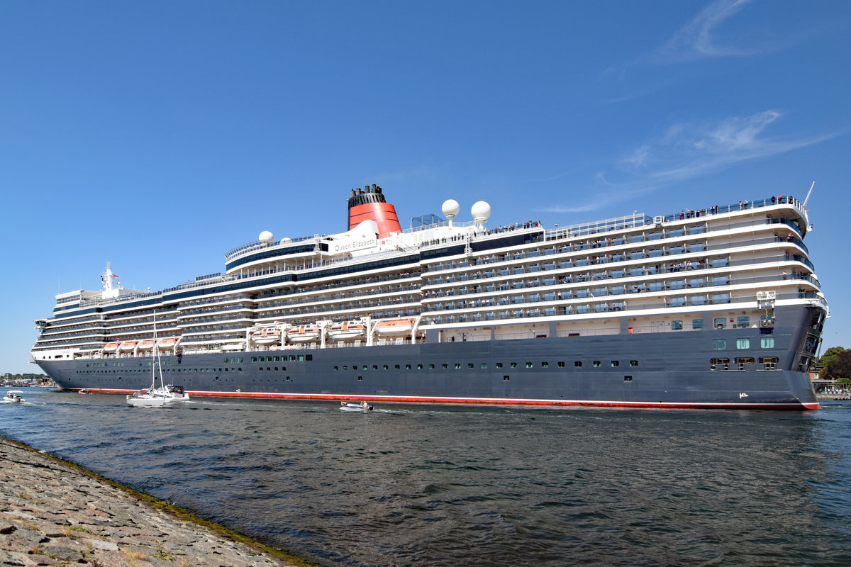 QUEEN ELIZABETH am 7.8.2018 in Lübeck-Travemünde einlaufend