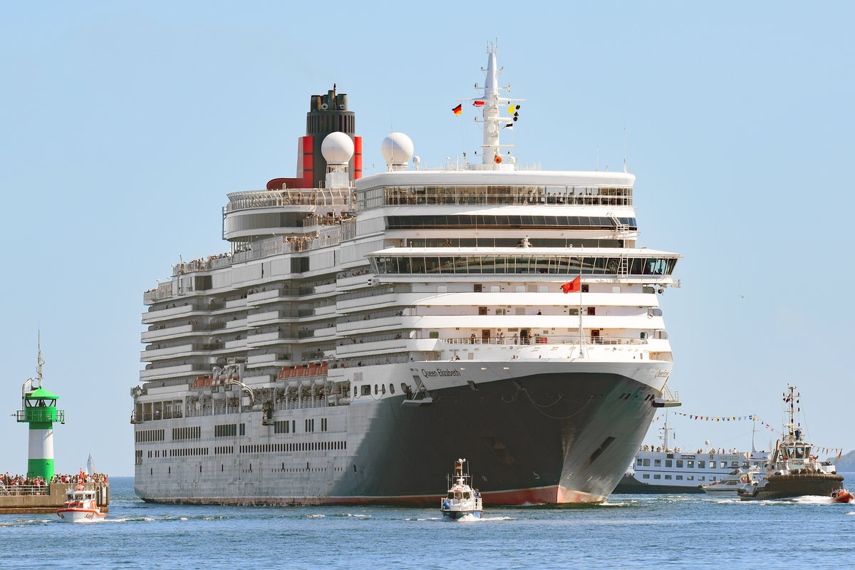 QUEEN ELIZABETH am 7.8.2018 in Lübeck-Travemünde einlaufend