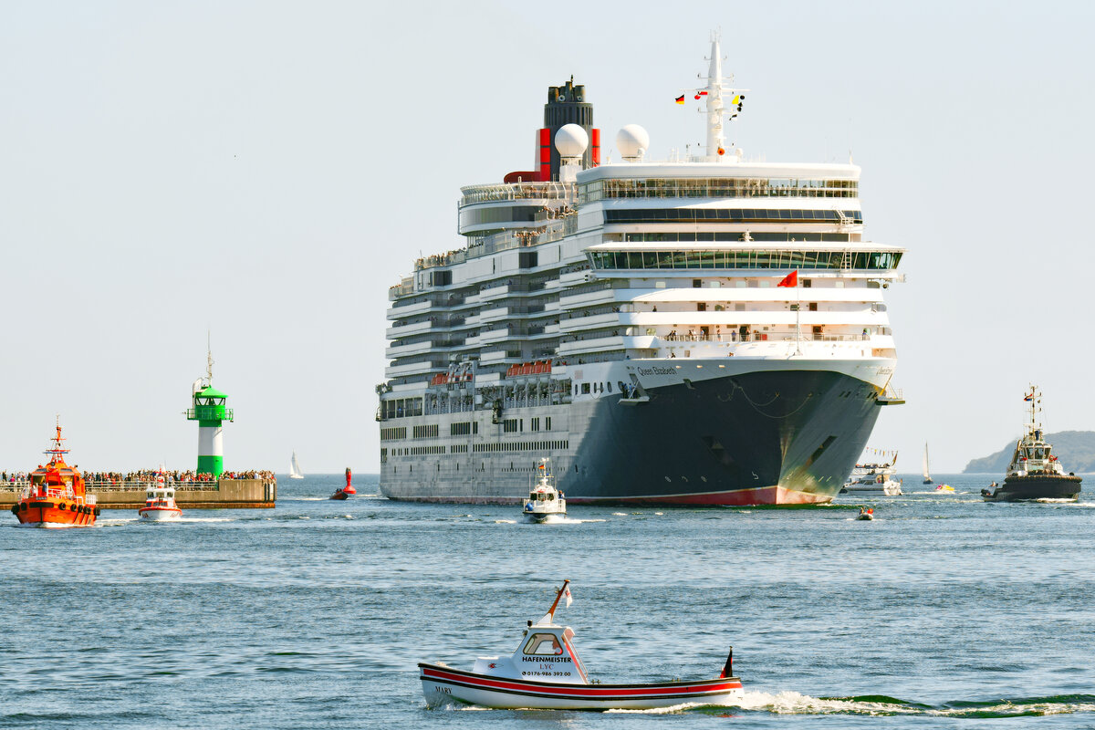 QUEEN ELIZABETH am 7.8.2018 in Lübeck-Travemünde einlaufend