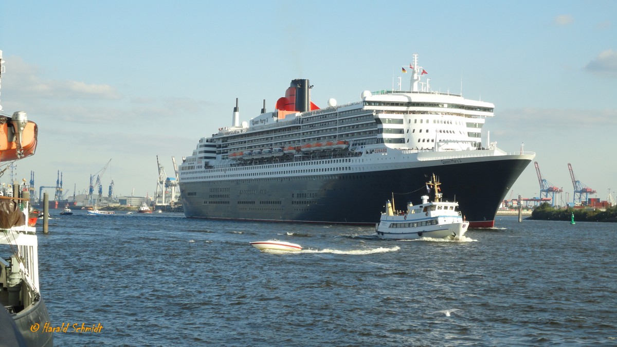 QUEEN MARY 2 (IMO 9241061) am 1.10.2013, Hamburg auslaufend, Elbe  Höhe Neumühlen /

Passagierschiff / Cunard Line / 148.528 BRZ / Lüa 345,03 m, B 41 m, Tg  m / ges. 126.870 kW, 4 E-Fahrmotore 86.000 kW, 4 Pods, 26,5 (30) kn / 1310 Kab., Max. 3090 Pass., 1253 Bes. / 2003 bei Chantiers de l´Atlantique, St. Nazaire /
