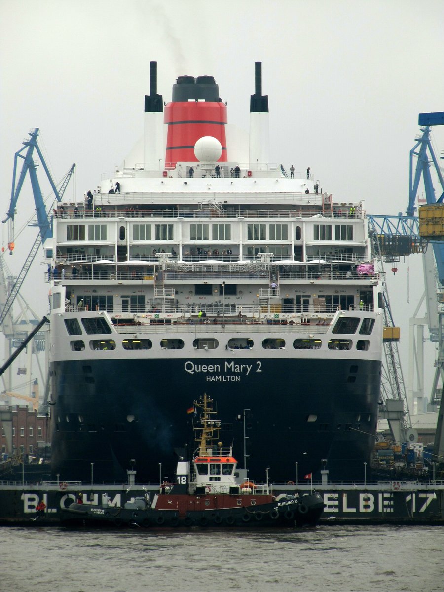 Queen Mary 2 (IMO 9241061 , 345,03 x 41,15m) am 17.06.2016 kurz vor dem Ausdocken aus dem Trockendock Elbe 17 von Blohm & Voss im Hamburger Hafen.