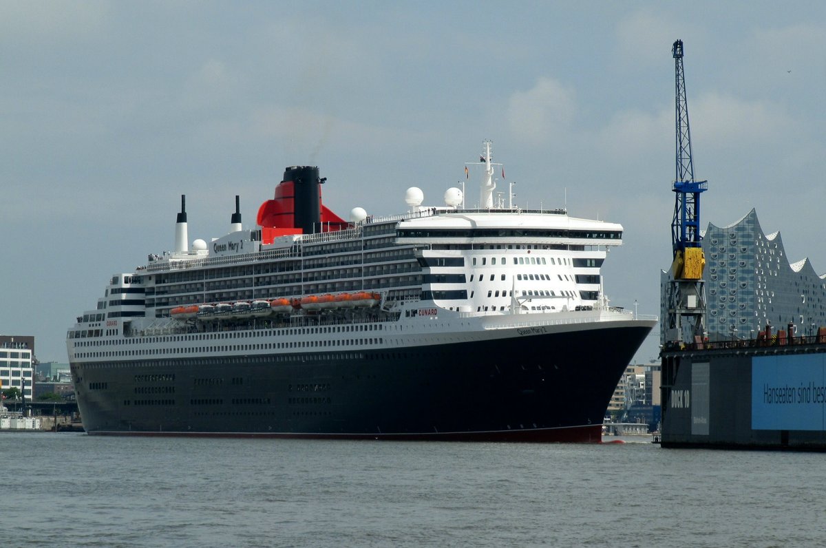 Queen Mary 2 (IMO 9241061 , 345,03 x 41,15m) hat das Dock Elbe 17 im Hamburger Hafen verlassen , drehte auf der Norderelbe zu Tal und fuhr Richtung Cruisecenter Steinwerder.