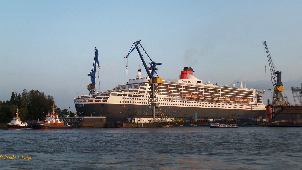 QUEEN MARY 2 (IMO 9241061) am 27.5.2016, Hamburg, Elbe / Eindocken in das  Trockendock Blohm+Voss  Elbe 17 / eingedockt, das Docktor wird geschlossen /

Passagierschiff / Cunard Line / 148.528 BRZ / Lüa 345,03 m, B 41 m, Tg  m / 4 Diesel, Wärtsilä 16V46C, ges. 67.200 kW (91.392 PS), 2 Gasturbinen, GE Marine, LD 2500 T ges. 59.660 Kw (81.115 PS), ges. 126.870 kW (172.495 PS), 4 E-Fahrmotore 86.000 Kw (116.927 PS), 4 Pods, 26,5 (30) kn /  2705 Pass. / gebaut 2003 bei Chantiers de l ´Atlantique, St. Nazaire / Heimathafen: Southampton  bis 2011, Hamilton, seit 2011 / 
2016 Umbau + Generalüberholung für ca. 100 Mill. Euro bei Blohm + Voss, Hamburg, Master Refit mit u.a. 50 neue Kabinen, 4 neue Abgaswaschanlagen (Scubber) + Abgasfilter, Erneuerung der Klasse /
