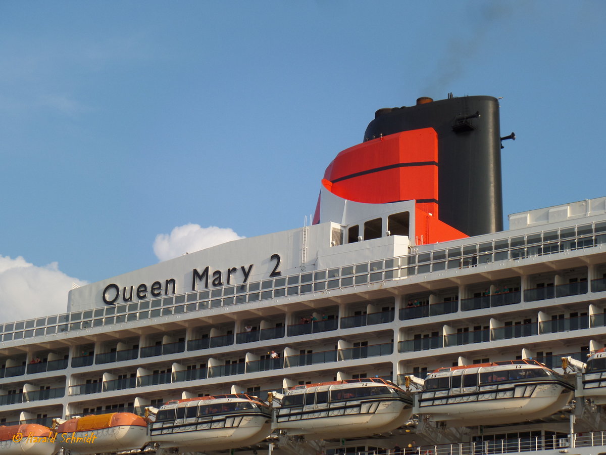 QUEEN MARY 2 (IMO 9241061) am 27.5.2016, Hamburg, Elbe, Detailaufnahme: Schiffsname am Aufbau, Schornstein mit den Typhonen /