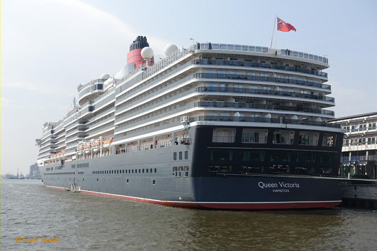 QUEEN VICTORIA (IMO 9320556) am 30.4.2019, Hamburg, Elbe, Liegeplatz Cruise Center Altona / Foto von einer HADAG-Hafenfähre Landungsbrücken > Finkenwerder: Heckansicht /

Kreuzfahrtschiff, Vista-Klasse / BRZ 90.049 / Lüa 294,0 m, B 32,25 m , Tg 8,0 m / 6 Diesel, Sulzer-Wärtsilä. ges. 37.200 kW (50.578 PS) 6 Generatoren, 2 E-Fahrmotore, 2 Azipods, 23,7 kn / gebaut 2007 bei Fincantieri, Marghera, Italien / Eigner: Carnival Corporation, Betreiber: CunardLine / Flagge: Bermuda, Heimathafen: Hamilton / Januar 2015, Einbau von Abgasreinigern bei Blohm+Voss, Hamburg /