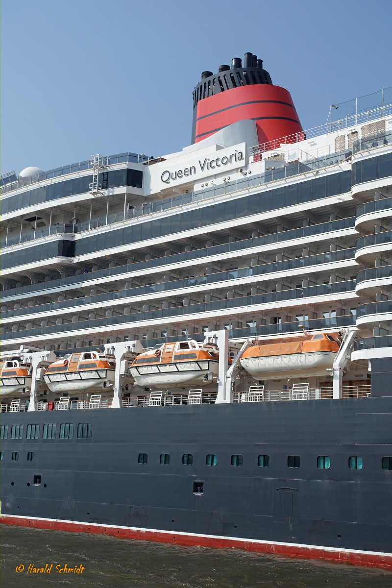 QUEEN VICTORIA (IMO 9320556) am 30.4.2019, Hamburg, Elbe, Liegeplatz Cruise Center Altona / Foto von einer HADAG-Hafenfähre Landungsbrücken > Finkenwerder: Detail Rettungs-/Verkehrsboote /

Kreuzfahrtschiff, Vista-Klasse / BRZ 90.049 / Lüa 294,0 m, B 32,25 m , Tg 8,0 m / 6 Diesel, Sulzer-Wärtsilä. ges. 37.200 kW (50.578 PS) 6 Generatoren, 2 E-Fahrmotore, 2 Azipods, 23,7 kn / gebaut 2007 bei Fincantieri, Marghera, Italien / Eigner: Carnival Corporation, Betreiber: CunardLine / Flagge: Bermuda, Heimathafen: Hamilton / Januar 2015, Einbau von Abgasreinigern bei Blohm+Voss, Hamburg /