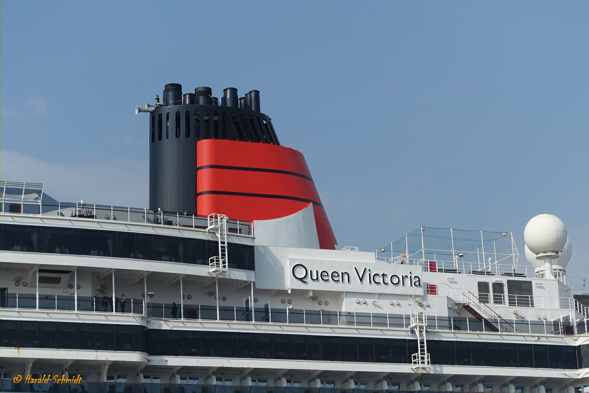 QUEEN VICTORIA (IMO 9320556) am 30.4.2019, Hamburg, Elbe, Liegeplatz Cruise Center Altona / Foto von einer HADAG-Hafenfähre Landungsbrücken > Finkenwerder: Detail Schornstein in den Farben der Cunard-Line  /

Kreuzfahrtschiff, Vista-Klasse / BRZ 90.049 / Lüa 294,0 m, B 32,25 m , Tg 8,0 m / 6 Diesel, Sulzer-Wärtsilä. ges. 37.200 kW (50.578 PS) 6 Generatoren, 2 E-Fahrmotore, 2 Azipods, 23,7 kn / gebaut 2007 bei Fincantieri, Marghera, Italien / Eigner: Carnival Corporation, Betreiber: CunardLine / Flagge: Bermuda, Heimathafen: Hamilton / Januar 2015, Einbau von Abgasreinigern bei Blohm+Voss, Hamburg /