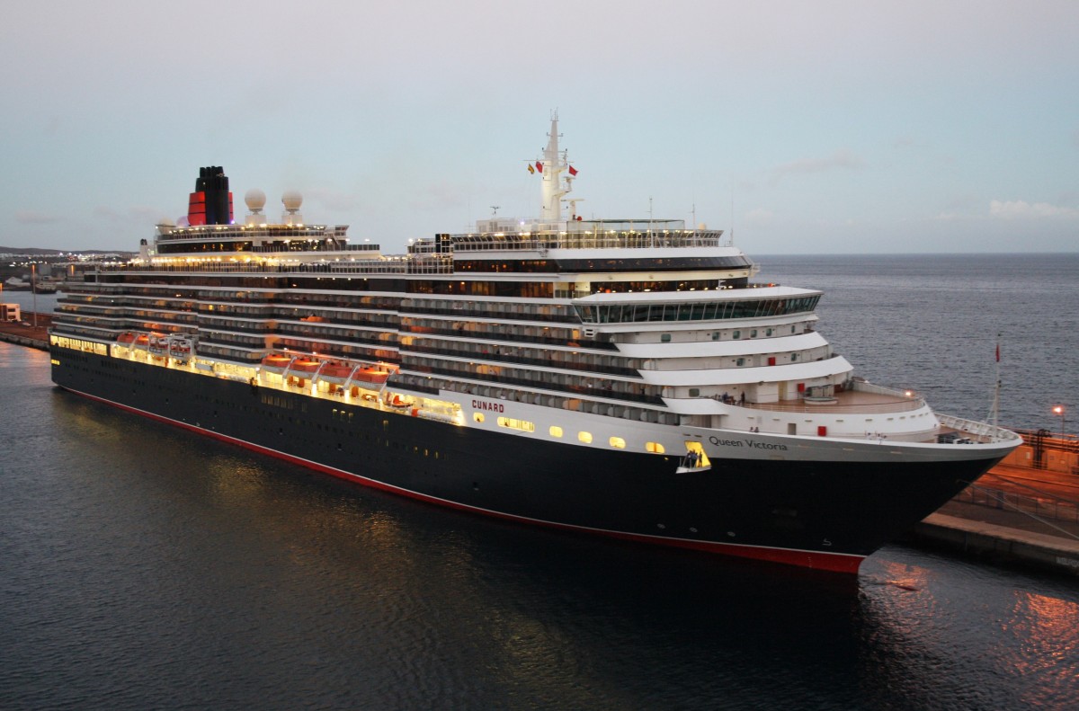 Queen Victoria liegt am Abend des 26.12.2013 im Hafen von Arrecife, Lanzarote.