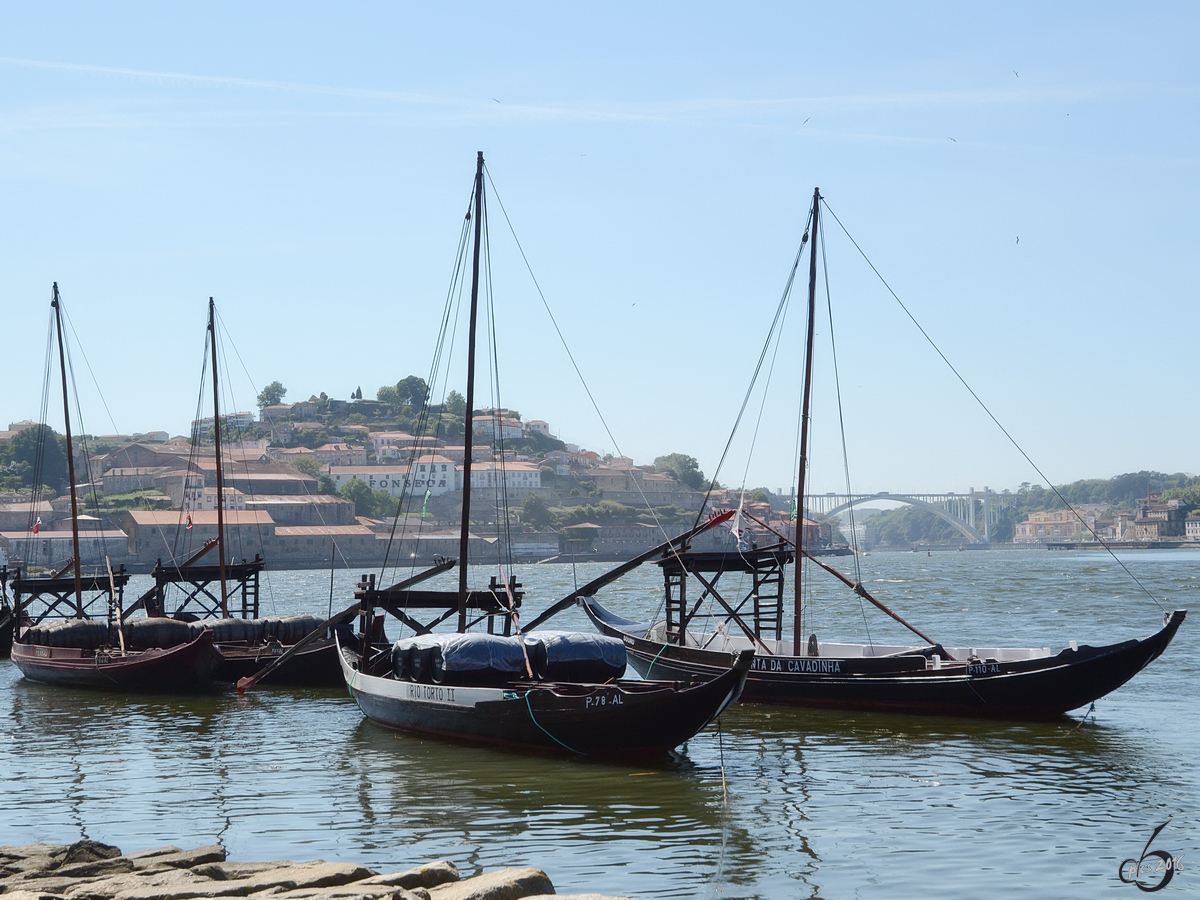 Rabelo-Boote zum Transport von Weinfässern in Porto (Mai 2013)