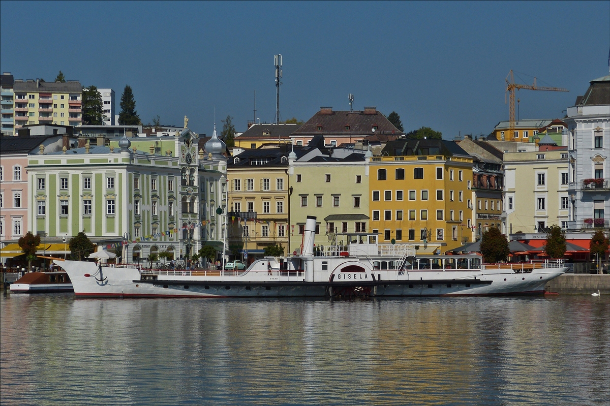 Raddampfer “Gisela” liegt vor dem Rathaus von Gmund im Traunsee vor Anker. Das Schiff wurde 1870/71 gebaut und 1872 in Dienst gestellt, Bauwerft Joseph John Ruston aus Florisdorf; Eigner: Traunseeschifffahrt Karlheinz Eder Gmbh; L 52 m; B 4,95 m; Breite mit den Radkästen 9,40 m; Maschinen Leistung 105 kW (145 PS); Vmax 12 kn (22 km/H; bietet 300 Mitreisenden Platz; Flagge: Österreich – Ungarn.  17.09.2018  (Hans)