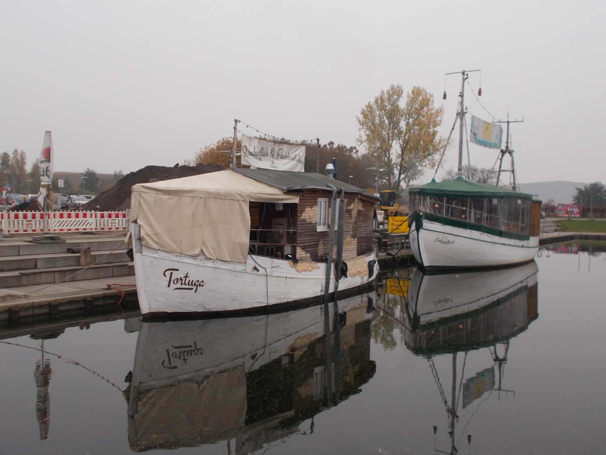 Räucherschiffe  TORTUGA  und  SCHWALBE II ,am 30.Oktober 2015,im Greifswalder Museumshafen.Die  TORTUGA  sank ein paar Tage vor meiner Aufnahme im Hafen und wurde wieder geborgen.