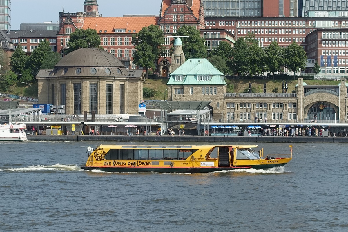 RAFIKI (04801480) (H 6005) am 16.7.2021, Hamburg, Höhe Landungsbrücken /

Hafenfähre (Flachschiff)  / Lüa 24,8 m, B 6,44 m, Tg 1,4 m / 1 Diesel, Cummins N 14,  328 kW (446 PS), 12 kn / 114 Pass. / gebaut 2002 bei SET Schiffbau- und Entwicklungsgesellschaft Tangermünde mbH & Co. KG, Genthin, Deutschland / Eigner: HADAG Seetouristik und Fährdienst AG, Hamburg  /
