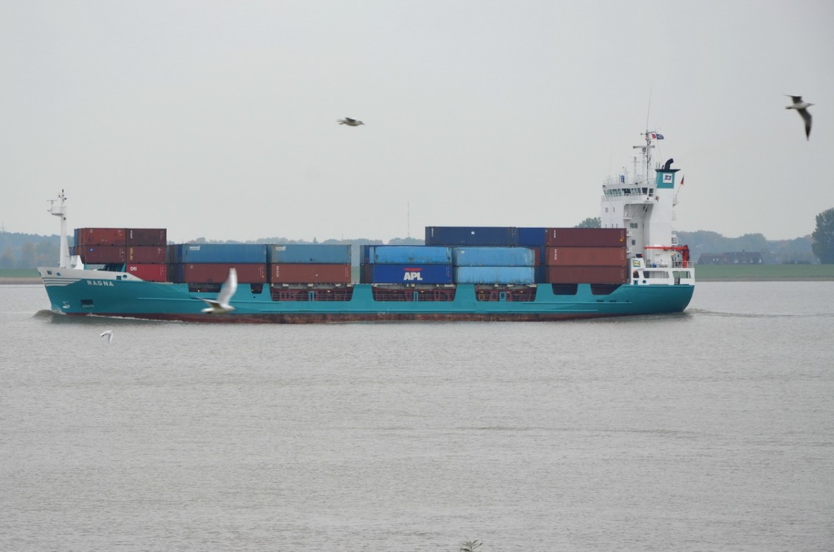 RAGNA  , Feederschiff , IMO 9173329 , Baujahr 1998 , 96 x 18 m , 508 TEU , Lühe 24.10.2015