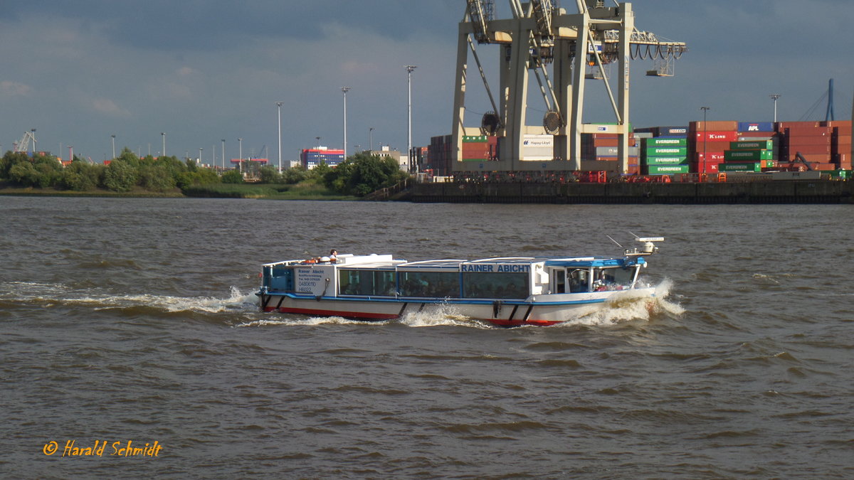 RAINER ABICHT (ENI 04806110) (H6022) am 4.8.2017: Hamburg, Elbe Höhe Neumühlen / 

Rundfahrt-Barkasse / Lüa 18,00 m, B 4,8 m, Tg 1,1 m, / 1 Diesel, 100 kW, 136 PS / ges. Fahrgäste: 60 / 2007 bei Behrens Schiffs- und Schweißtechnik GmbH, Hamburg-Finkenwerder /
