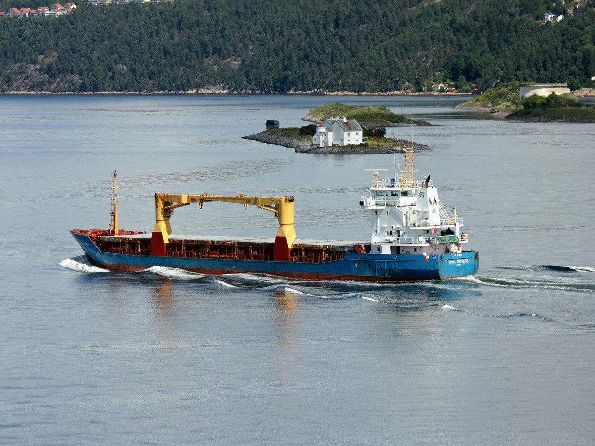  RANA EXPRESS  Cargo gesehen am 06. Juli 2016 bei der Ausfahrt aus Oslo. 

