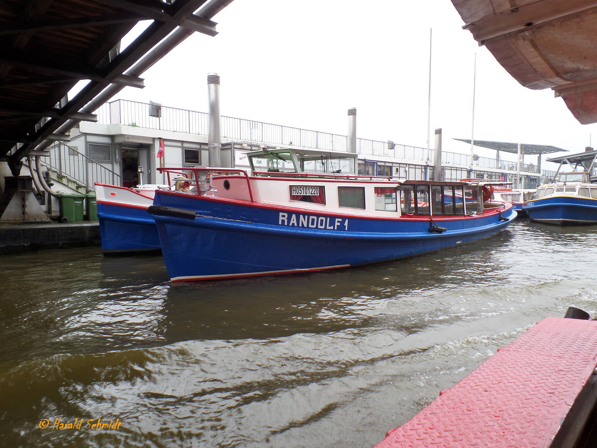 RANDOLF 1 (ENI 05101220) am 16.7.2017, Hamburg, Elbe, Hinterkante Landungsbrücken /

Barkasse / Lüa 18 m, B 4,4 m, Tg 1,6m / 1 Diesel, 191 kW (260 PS) / gebaut 1942 bei Bonné, HH-Wilhelmsburg als Schlepp- und Transportschiff, 1972 Randolf 1, aufwendig restauriert / Reederei Landsch, Hamburg /  
