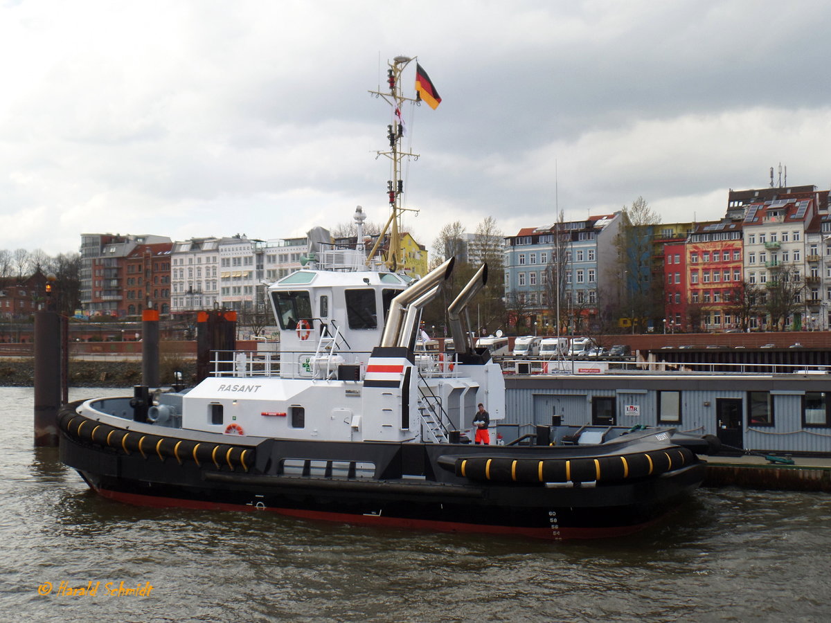 RASANT (2) (IMO 9763241) am 4.4.2016, Schlepperponton St. Pauli /
Seeschiffsassistenz-Schlepper / Damen ASD 2411 / GT 250 / Lüa 24,47 m, B 11,33 m, Tg 5,54 m / 2 Caterpillar-Diesel, ges.4.200 kW, 5710 PS, 13 kn, Pfahlzug 71 t / gebaut 2016 bei Damen-Partner Song Thu Shipyard, Da Nang, Vietnam / Eigner: URAG-Tochter Lütgens & Reimers, Hamburg / Flagge: Deutschland, Heimathafen: Hamburg /
