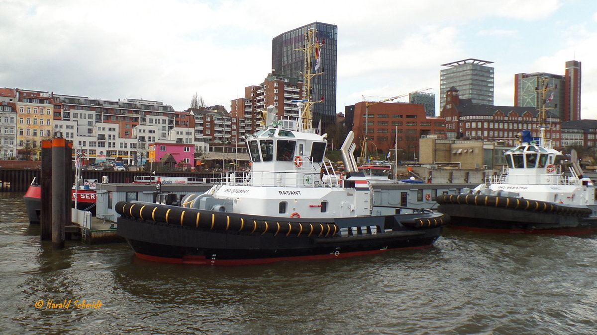 RASANT (2) (IMO 9763241) am 4.4.2016, Schlepperponton St. Pauli /
Seeschiffsassistenz-Schlepper / Damen ASD 2411 / GT 250 / Lüa 24,47 m, B 11,33 m, Tg 5,54 m / 2 Caterpillar-Diesel, ges.4.200 kW, 5710 PS, 13 kn, Pfahlzug 71 t / gebaut 2016 bei Damen-Partner Song Thu Shipyard, Da Nang, Vietnam / Eigner: URAG-Tochter Lütgens & Reimers, Hamburg / Flagge: Deutschland, Heimathafen: Hamburg /
