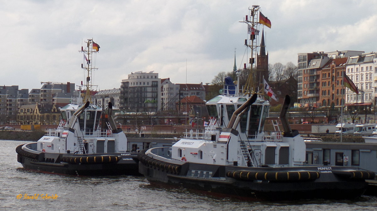 RASANT (2) (IMO 9763241) am 4.4.2016, Schlepperponton St. Pauli /
Seeschiffsassistenz-Schlepper / Damen ASD 2411 / GT 250 / Lüa 24,47 m, B 11,33 m, Tg 5,54 m / 2 Caterpillar-Diesel, ges.4.200 kW, 5710 PS, 13 kn, Pfahlzug 71 t / gebaut 2016 bei Damen-Partner Song Thu Shipyard, Da Nang, Vietnam / Eigner: URAG-Tochter Lütgens & Reimers, Hamburg / Flagge: Deutschland, Heimathafen: Hamburg /
