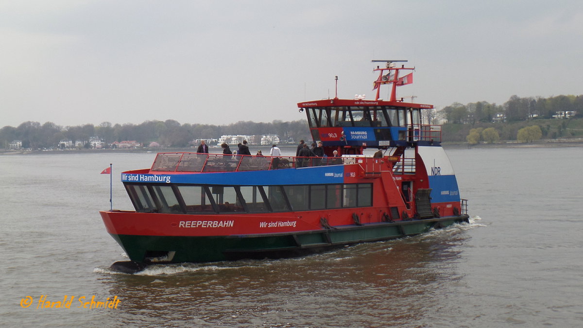 REEPERBAHN (2) (ENI 051 17160) am 12.4.2016, Hamburg, Elbe Anlegemanöver in Finkenwerder /

Einmann-Fährschiff Typ 2000 / HADAG / Lüa 29,97 m, B 8,06 m, Tg 1,5 m / 2 Diesel, 2 Ruder-Propeller, 12 kn / 250 Pass. / 2000 bei Grube, Oortkaten, Hamburg /
