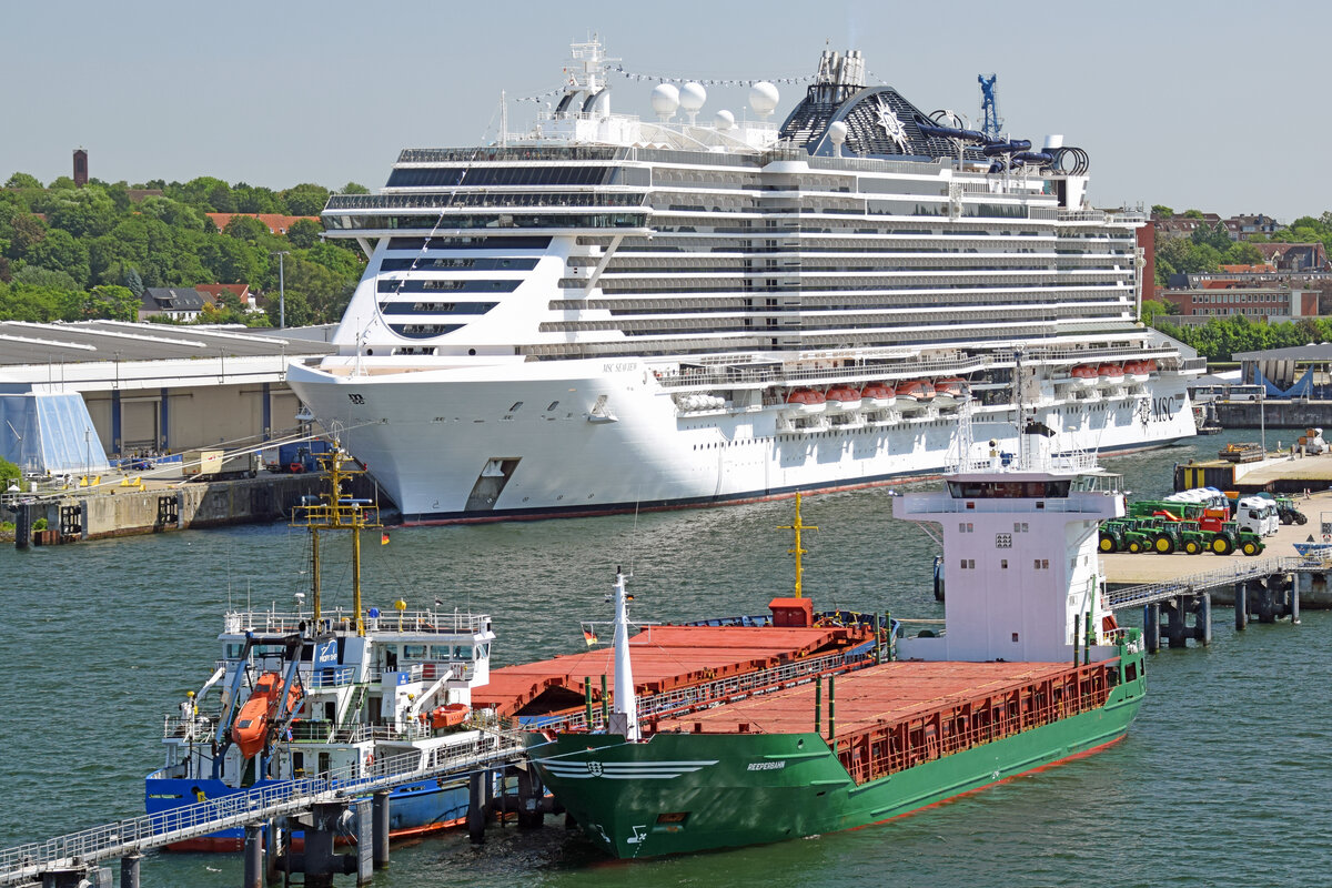 REEPERBAHN (IMO 8607725) am 17.7.2021 im Hafen von Kiel. Im Hintergrund ist MSC SEAVIEW zu sehen. Neben der REEPERBAHN liegt KIRSTEN-B (IMO 9151096)