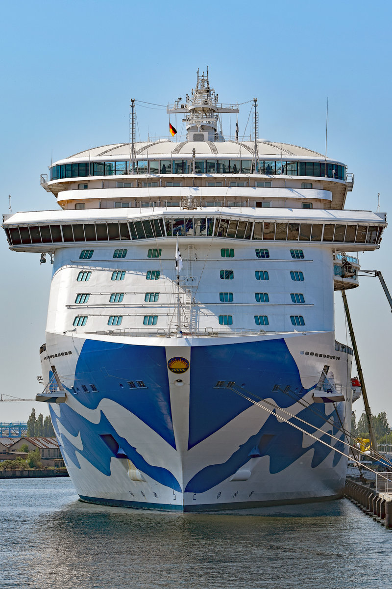 REGAL PRINCESS am 13.5.2018 im Hafen von Rostock-Warnemünde. Das Kreuzfahrtschiff von   Princess Cruises  wurde im Mai 2014 in Dienst gestellt und ist 330 Meter lang sowie 38 Meter breit.