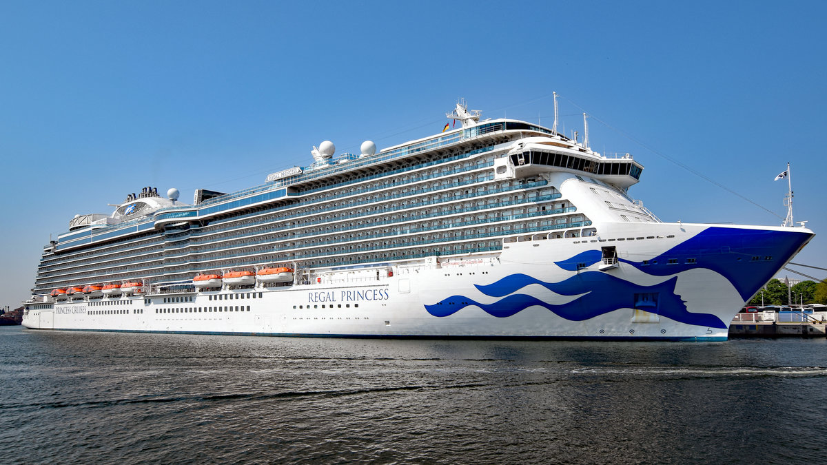 REGAL PRINCESS am 13.5.2018 im Hafen von Rostock-Warnemünde. Das Kreuzfahrtschiff von   Princess Cruises  wurde im Mai 2014 in Dienst gestellt und ist 330 Meter lang sowie 38 Meter breit.