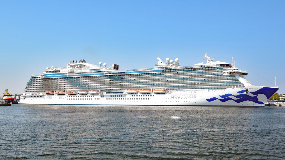 REGAL PRINCESS am 13.5.2018 im Hafen von Rostock-Warnemünde. Das Kreuzfahrtschiff von   Princess Cruises  wurde im Mai 2014 in Dienst gestellt und ist 330 Meter lang sowie 38 Meter breit.