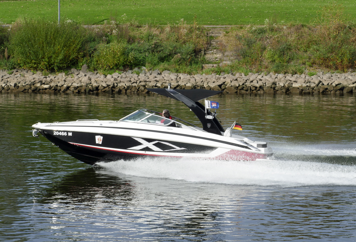 Regal Sportboot (20466 M) auf der Mosel in Koblenz - 16.10.2017