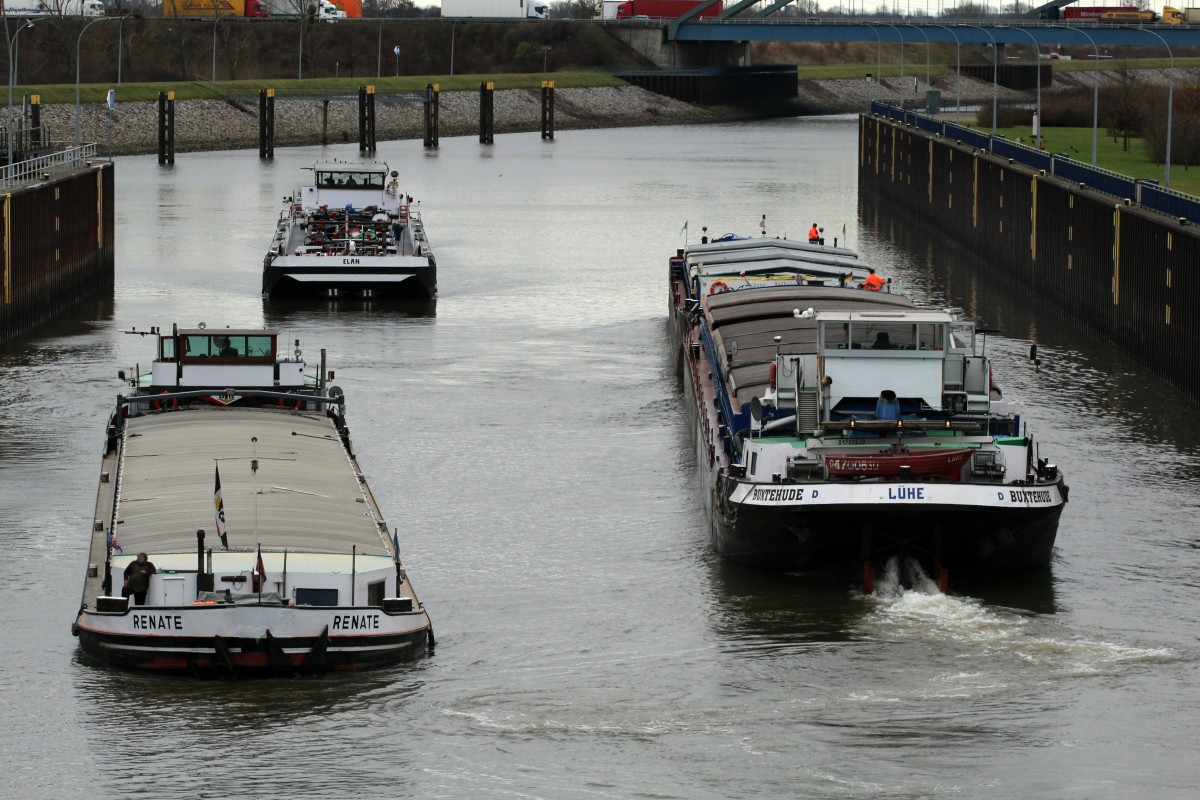 Reger Schiffsverkehr am 18.12.2014 im Unterwasser der Schl. Rothensee. KV Lühe (04700630) kam n.d. Talschleusung aus dieser und GMS Renate (04600400) sowie TMS Elan (04005380) fuhren zur Bergschleusung ein.