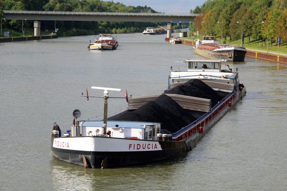 Reges Treiben im ESK , hier im Unterhafen der Schleusenanlage Uelzen. Nachdem am 11.09.2014 die Havarie-Sperre des Kanales im Laufe des Tages aufgehoben wurde setzte natürlich reger Schiffsbetrieb ein. Hier zu sehen fährt das GMS Fiducia (04503100 , 85 x 9,50) in die Schleusenkammer Uelzen II zur Bergschleusung. 