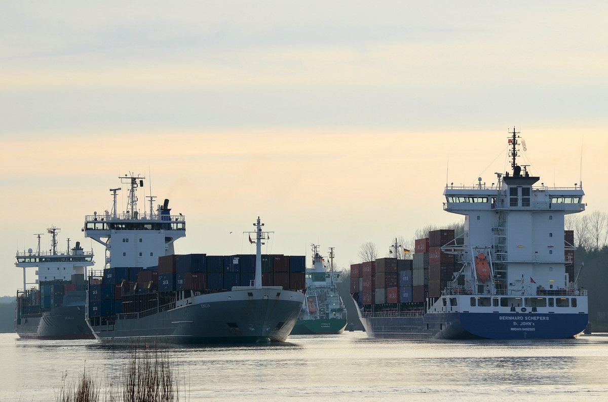 Reichlich Betrieb an der Weiche Fischerhütte im Nord-Ostsee-Kanal u.a. mit dem Containerschiff Bernhard Schepers IMO-Nummer:9492505 Flagge:Antigua und Barbuda Länge:151.0m Breite:23.0m Baujahr:2011 Bauwerft:Sainty Jiangdu Shipbuilding,Jiangdu China aufgenommen am 26.03.16