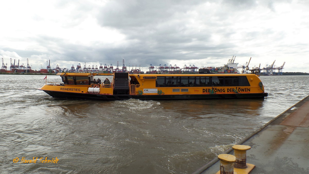 REIHERSTIEG (ENI 04811570) am 21.8.2017, – Musical-Werbung: König der Löwen - Hamburg, Elbe Höhe Dockland /

Hafenfährschiff (Typ Flachschiff) / Lüa 27,2 m, B 7,8 m, Tg 1,6 m / 1 Diesel, Volvo Penta D13 500 MH, 321 kW (437 PS), 1 Festpropeller , Beckerruder, Hilfsantrieb: Volvo Penta D7 mit Schottel –Waterjet, J 57 RD, 177 kW (240 PS), als Querstrahlruder und 2. Antrieb (gesetzliche Vorschrift) für 7 kn in Höhe der Rampen verbaut / Eigner: HADAG, Hamburg / 
